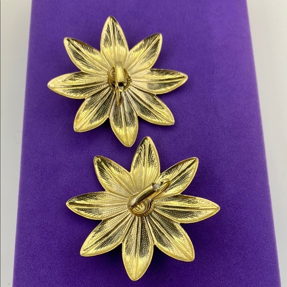💛 Gold Tone Floral Clip On Earrings - Picture 2 of 4